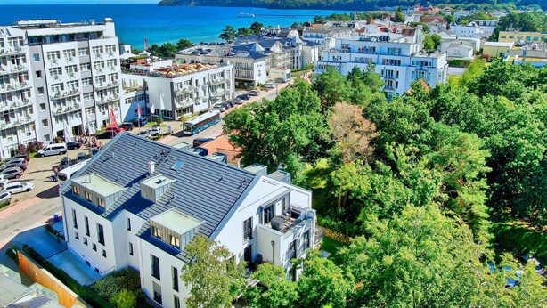Une ville côtière dotée de bâtiments modernes, d’un port de plaisance et offrant une vue dégagée sur la mer.
