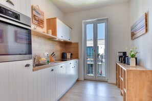 Fridge, oven, dishwasher, coffee/tea maker