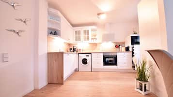 Frigorifero, microonde, forno, piano cottura