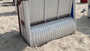 A beach chair labeled "Villa Seeadler Whg.610" made of woven material. - Strandlust 610, Villa Seeadler:Unique Baltic Sea view & cozy ambience. (Binz)
