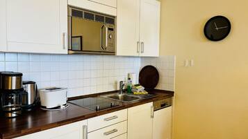 Kühlschrank, Mikrowelle, Herdplatte, Geschirrspüler