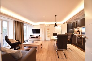 Televisie, een dvd-speler en een stereo