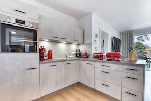 Fridge, microwave, dishwasher, coffee/tea maker