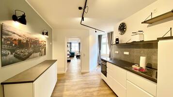 冷蔵庫、コンロ、食器洗い機、コーヒー / ティーメーカー