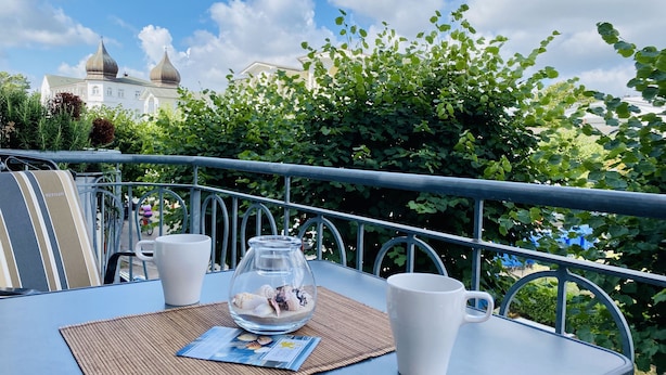Una mesa con vista despejada a un edificio con cúpulas en el fondo.