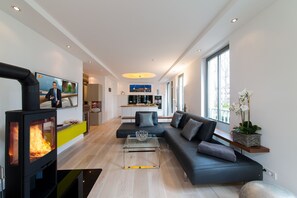 TV, caminetto, libri, impianto stereo