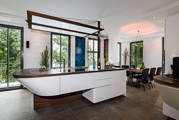 Réfrigérateur, four à micro-ondes, un four, lave-vaisselle