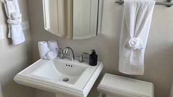 Sèche-cheveux, serviettes fournies