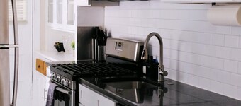 Fitness Pad: Stylish 2BR with Gym in Chicago