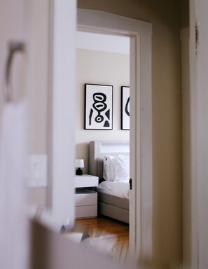 2 室のベッドルーム、アイロン / アイロン台、WiFi (無料)、ベッドシーツ