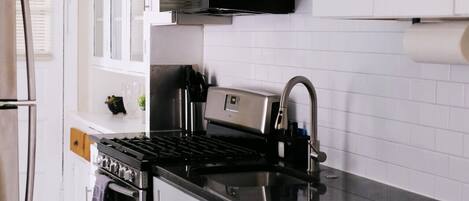 Geladeira, micro-ondas, fogão, cooktop