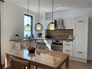 Jääkaappi, uuni, liesi, astianpesukone