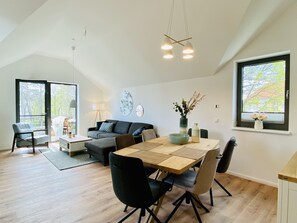 Fernseher, Bücher, Stereoanlage