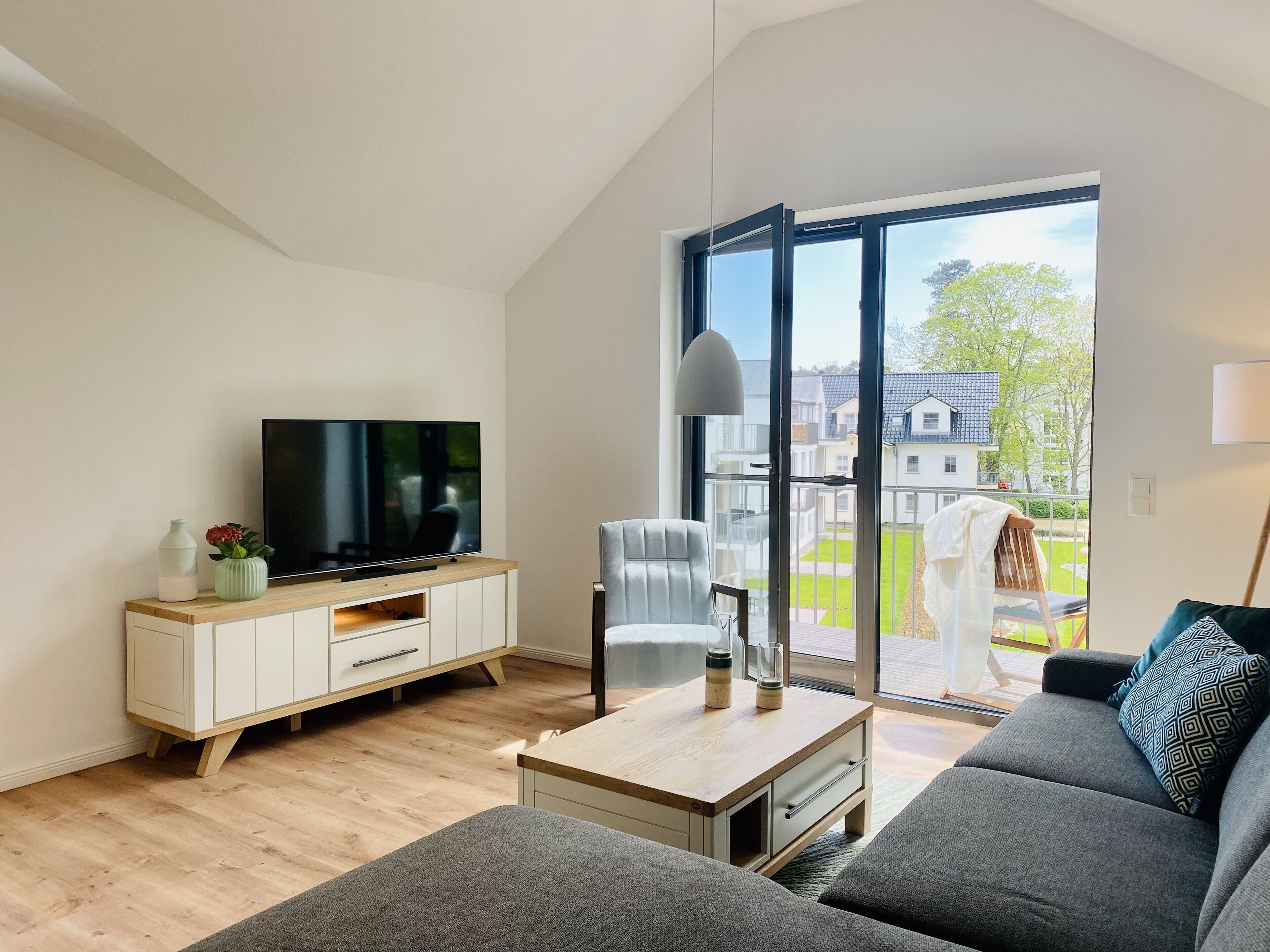 Fernseher, Bücher, Stereoanlage