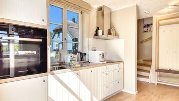 Kjøleskap, ovn, kokeplater og oppvaskmaskin