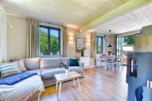 Fernseher, Kamin, Tischtennisplatte, Bücher