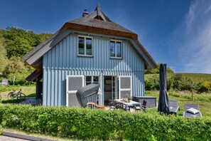 Outdoor dining - Newly built, modern, exclusive - that describes the Klein Stresow vacation village (Klein Stresow)