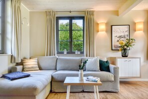 Fernseher, Kamin, Tischtennisplatte