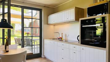 Een koelkast, een magnetron, een oven, een kookplaat