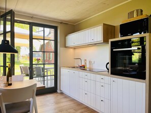 Fridge, microwave, oven, stovetop - Newly built, modern, exclusive - that describes the Klein Stresow vacation village (Klein Stresow)