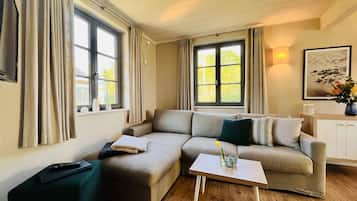 Een televisie, een open haard en een tafeltennistafel