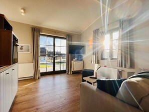 Fernseher, Tischtennisplatte