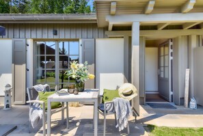 Outdoor dining - Newly built, modern, exclusive - that describes the Klein Stresow vacation village (Klein Stresow)