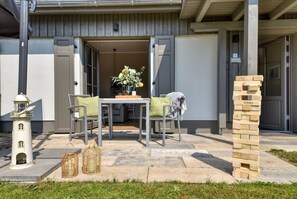 Outdoor dining - Newly built, modern, exclusive - that describes the Klein Stresow vacation village (Klein Stresow)