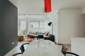 King Suite | Khu vực ăn uống tại phòng