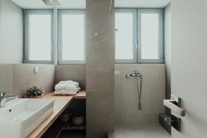 King Suite | Bathroom - MGM Residencies - Agias Theklas (Athens)