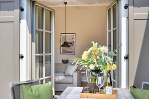 A cozy living room with a sofa, a coffee table with a vase of flowers and wine glasses, and a framed picture on the wall. - Newly built, modern, exclusive - that describes the Klein Stresow vacation village (Klein Stresow)