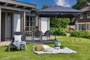 Outdoor dining - Newly built, modern, exclusive - that describes the Klein Stresow vacation village (Klein Stresow)