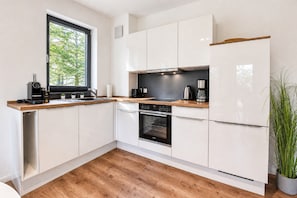 Réfrigérateur, un four, surface de cuisson, lave-vaisselle