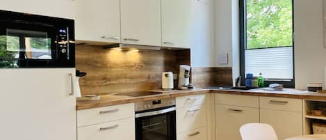 Frigorifero, microonde, forno, piano cottura