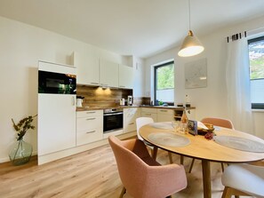 Kylskåp, mikrovågsugn, ugn och spishäll