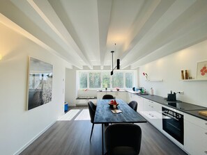 Fridge, dishwasher, coffee/tea maker, toaster - Fischerloft: Charming oasis in the heart of Prora, with sauna & sea view! (Prora)