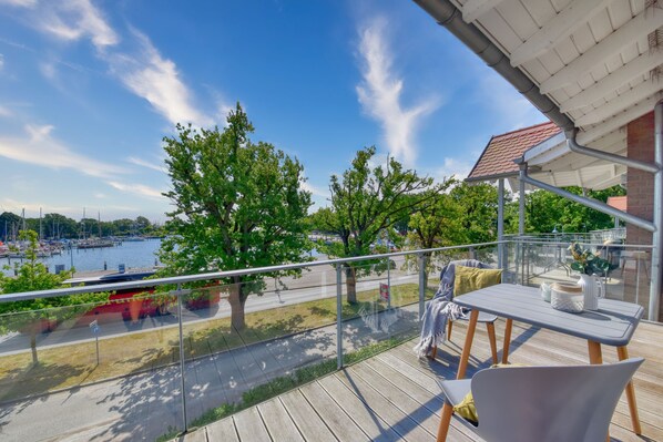 Outdoor dining - Hafenblick apartment in Lauterbach: relax and enjoy (Putbus)