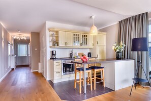 Fridge, dishwasher, coffee/tea maker, cookware/dishes/utensils - Hafenblick apartment in Lauterbach: relax and enjoy (Putbus)