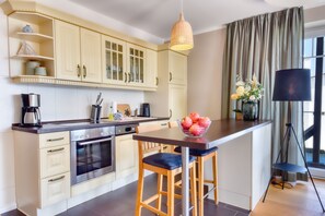 Kühlschrank, Geschirrspüler, Wasserkocher mit Kaffee-/Teezubehör