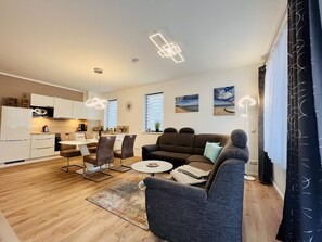 Una televisión, un reproductor estéreo