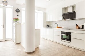 Fridge, oven, stovetop, dishwasher