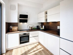 Wasserkocher mit Kaffee-/Teezubehör, Kühlschrank, Ofen, Herdplatte