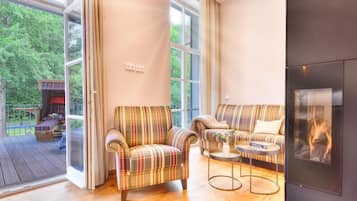 TV, fireplace, stereo