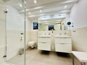 Douche, sĂšche-cheveux, serviettes fournies