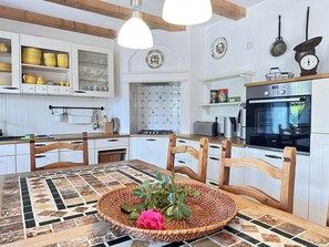 Kylskåp, diskmaskin, kaffe- och tebryggare och brödrost