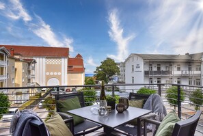 Outdoor dining - Horizonte-Loft: Luxurious lake view vacation apartment in Binz with maritime flair (Binz)