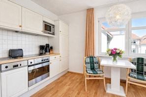 Coffee/tea maker, fridge, microwave, dishwasher