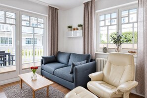 TV, books - Sunny time-out by the sea: "Sonnendeck" vacation apartment in Binz on the island of Rügen (Binz)