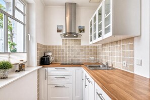 Fridge, stovetop, dishwasher, coffee/tea maker - Sunny time-out by the sea: "Sonnendeck" vacation apartment in Binz on the island of Rügen (Binz)