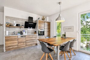 Kahvin-/teenkeitin, jääkaappi, mikroaaltouuni, uuni